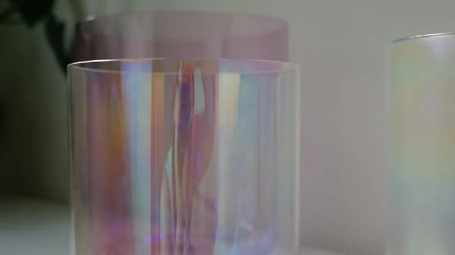 Bunte durchscheinende Glaszylinder auf einem Tisch.
