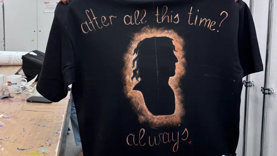 Handgemachtes Shirt mit Text- und Silhouettendesign.