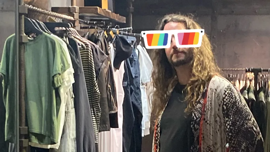 Mann mit langen Haaren im Bekleidungsgeschäft.
