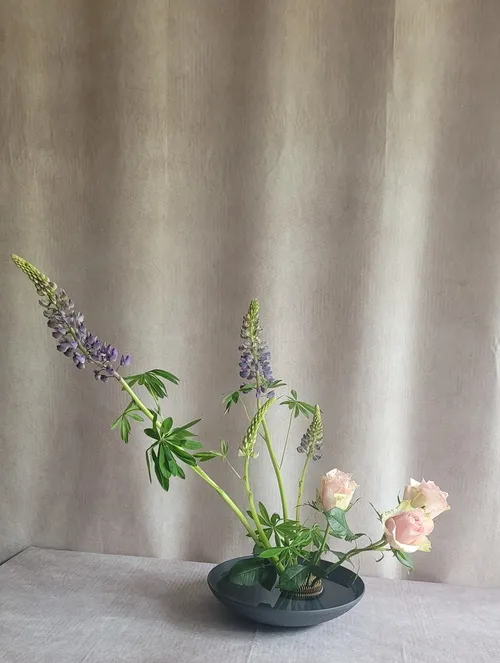Ikebana-Blumen in minimalistischem Stil arrangiert.