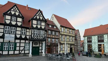 Fachwerkhäuser auf einem malerischen Marktplatz.