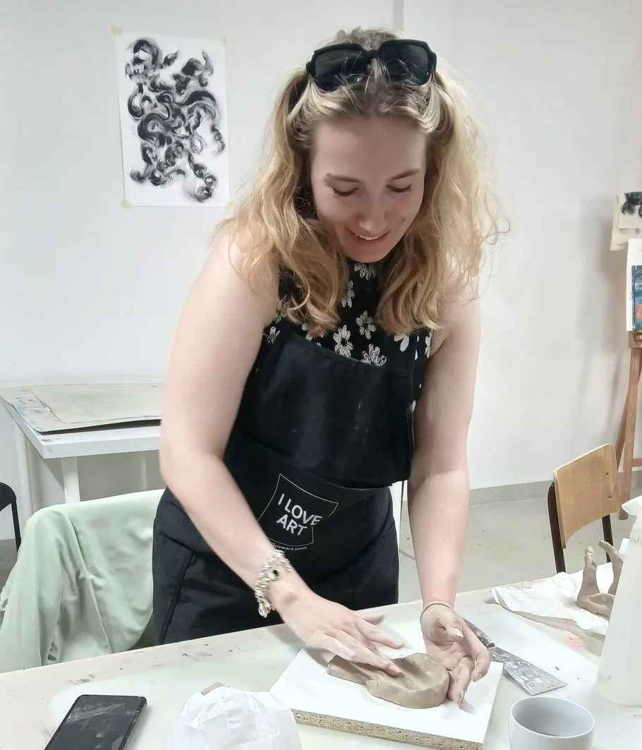 Frau gestaltet Ton im Kunststudio.