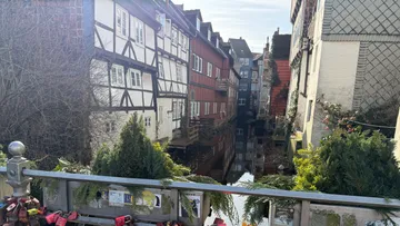 Historische Gebäude entlang eines schmalen Kanals.