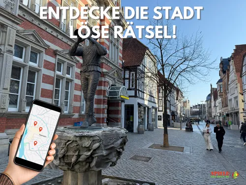 Statue mit Smartphone in historischer Stadtstraße.
