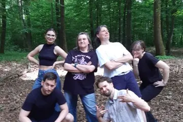 Gruppe von sechs posiert im Wald.