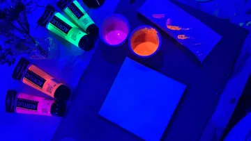 Fluoreszierende Farben leuchten unter UV-Licht.