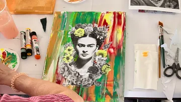 Gemälde einer Frau mit Blumen wird gemalt.