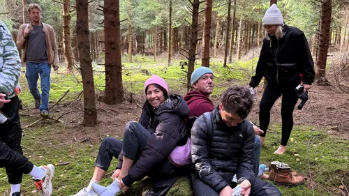 Gruppe entspannt in einem Waldgebiet.