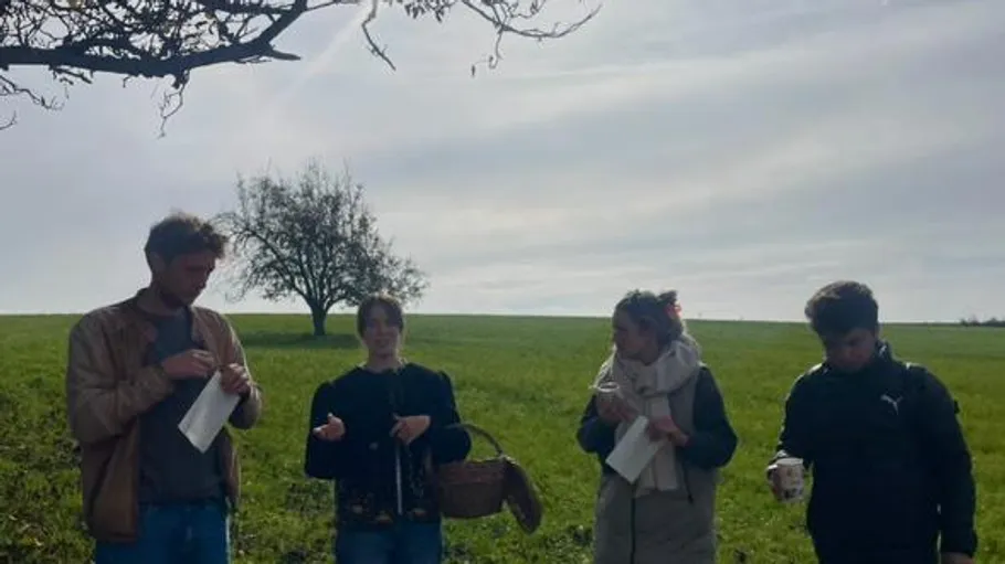 Tee trinken vor Kräuterwanderung