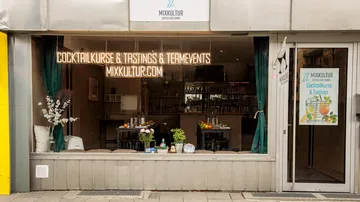 Cocktailbar-Fassade mit Leuchtreklame.