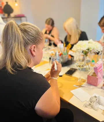 Frauen an einem Tisch beim Malen.