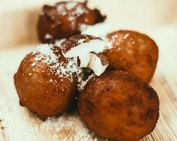 Frittierte Bällchen mit Kokosnuss in einer natürlichen Umgebung.