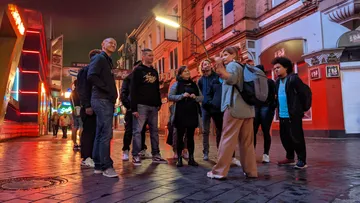Gruppe von Personen auf Stadtstraße bei Nacht.