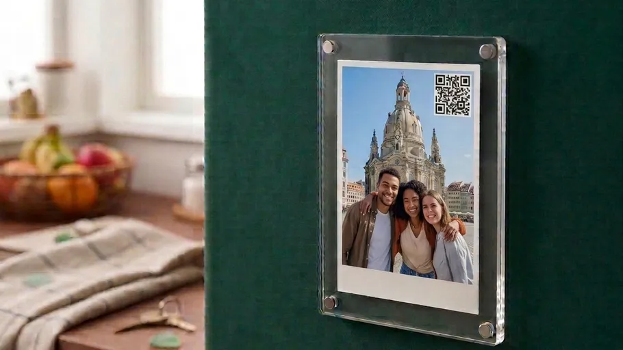 Framed photo of friends with Dresden background.