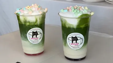 Zwei Eiskaffee-Getränke mit Marshmallows oben drauf.
