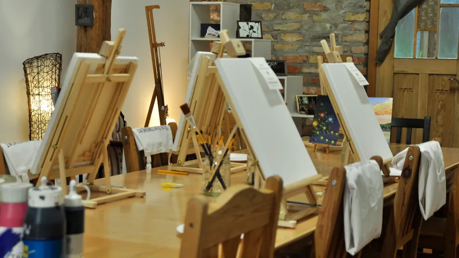 Staffeleien mit leeren Leinwänden im Kunststudio.