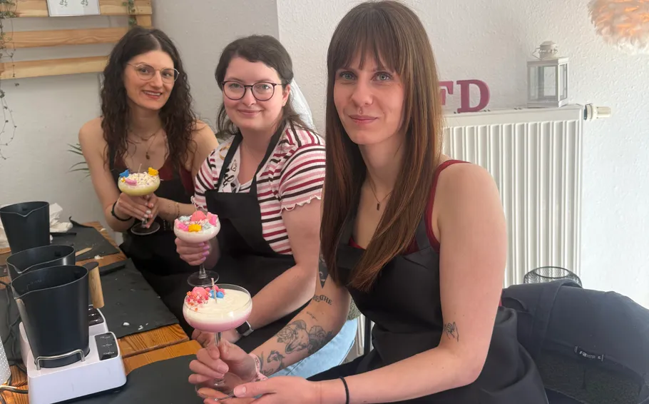 Drei Frauen halten dekorierte Gläser, Innenraum.