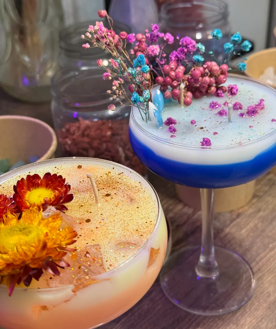 Dekorative Kerzen mit Blumen auf einem Tisch.