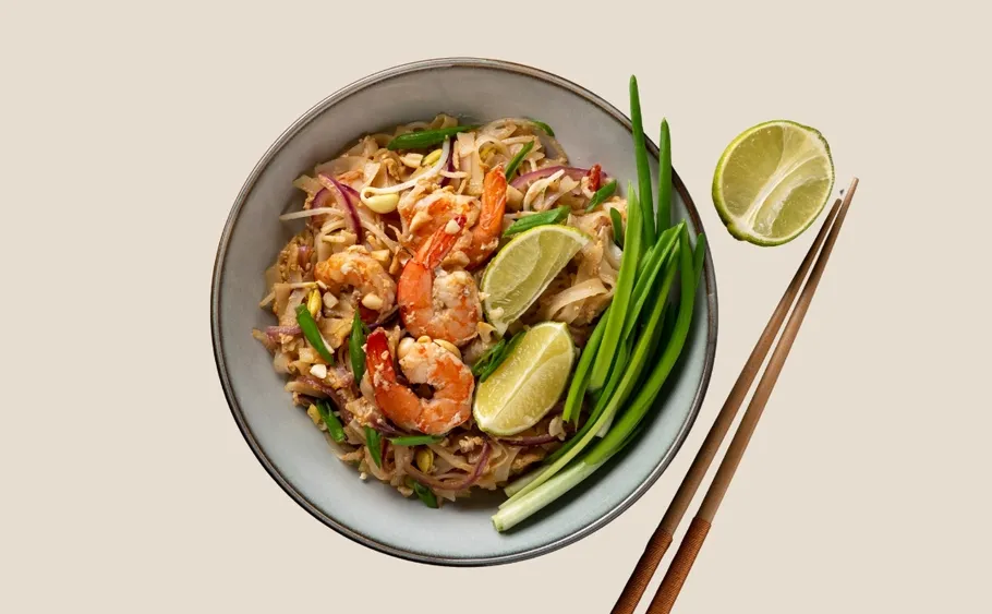 Garnelen-Pad-Thai mit Limette und Gemüse.