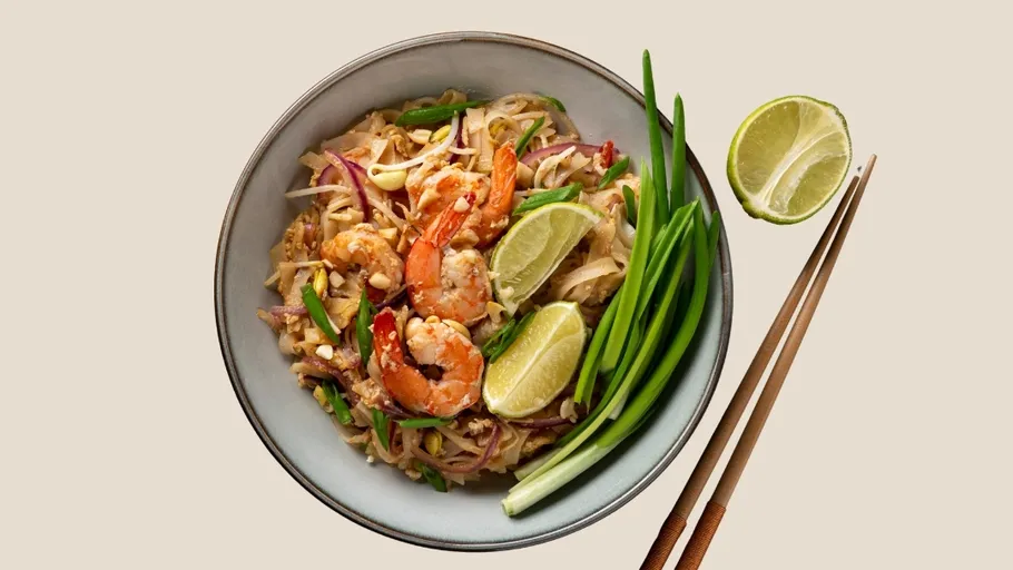 Garnelen-Pad-Thai mit Limette und Gemüse.