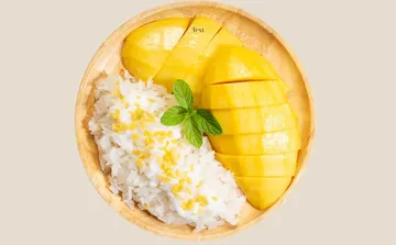 Mango slices and sticky rice on plate.