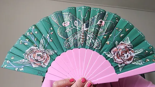 Bunter Fächer mit Blumen-Schmetterlingsdesign.