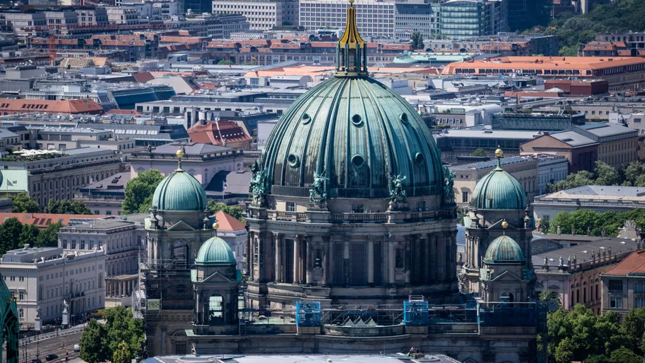 Berliner Dom inmitten der Stadtlandschaft.