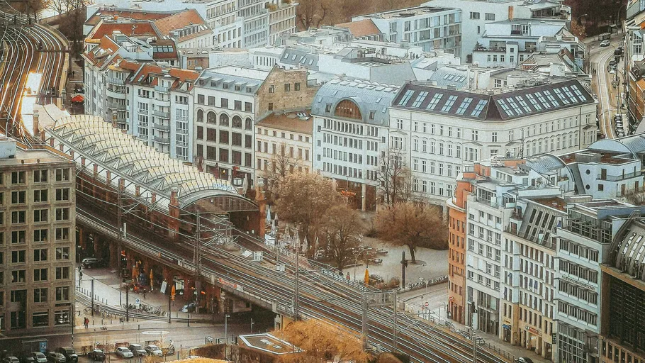 Bahngleise und städtische Gebäude von oben.