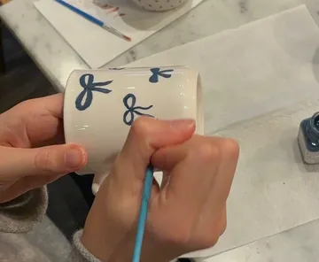 Hand bemalt Entwürfe auf einer Keramiktasse.