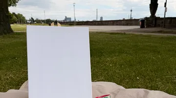 Leere Leinwand im Freien auf Rasen aufgestellt.