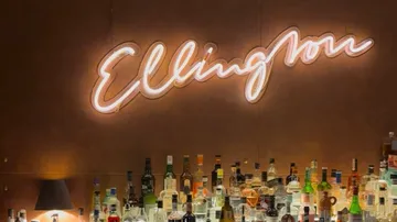 Neon-Bar-Schild über verschiedenen Flaschen.