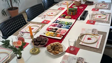 Arbeitstisch für Stickworkshop vorbereitet.
