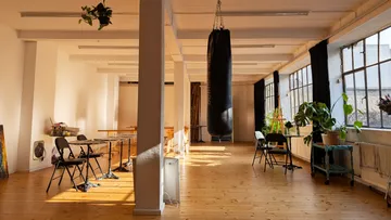 Boxsack hängt in einem sonnigen Studio.