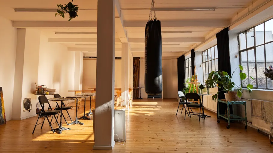 Boxsack hängt in einem sonnigen Studio.