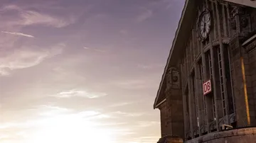 Uhrenturm bei Sonnenuntergang, städtische Umgebung.