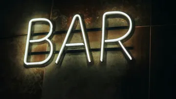 Neon BAR Schild an dunkler Wand.