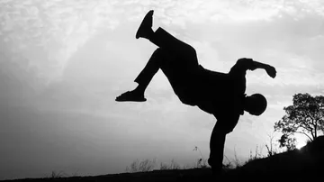 Schattenriss eines Breakdancers im Freien.