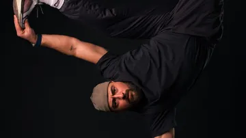 Mann breakdanced im Studio.