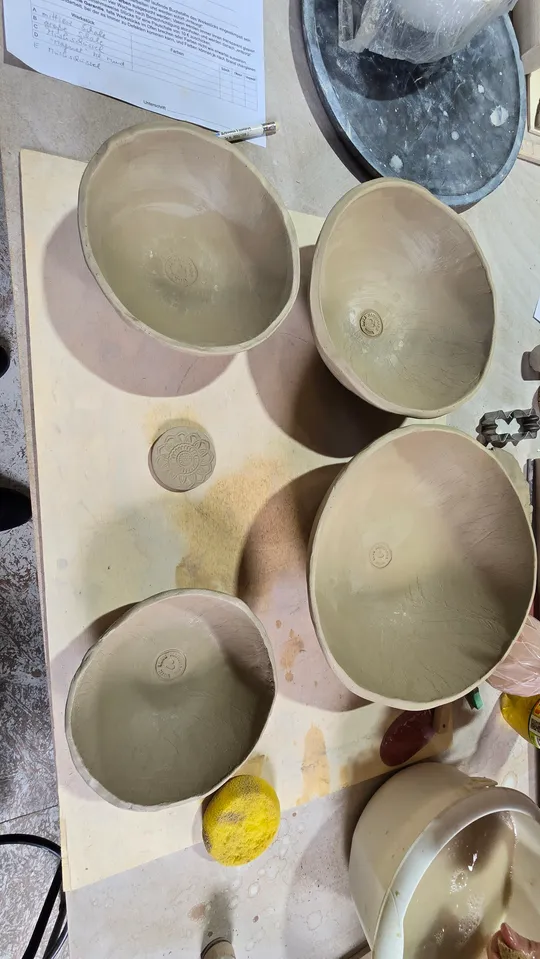 Tonschalen trocknen auf Werkstatttisch.