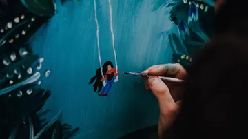 Hand bemalt Figur auf blauem Leinwand.