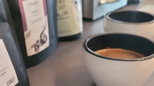 Kaffeetassen und Pakete auf Küchentheke.