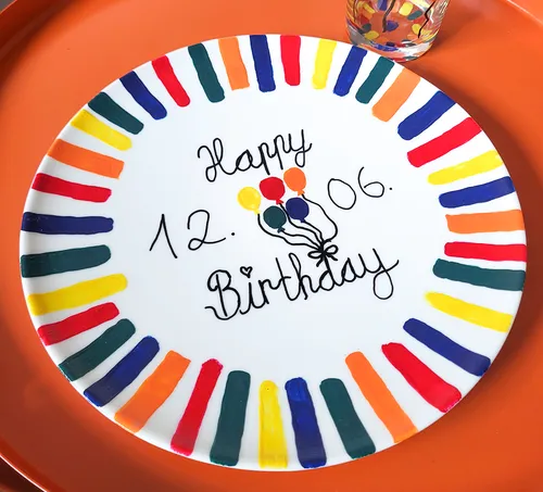 Bunter Geburtstags-Teller mit Text und Ballons.