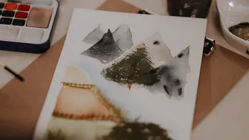 Aquarellgemälde von Bergen und Bäumen.
