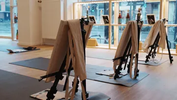 Staffeleien mit Leinwänden in einem Kunststudio.