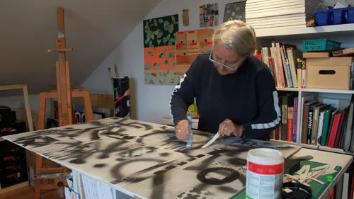 Person malt abstrakte Kunst im Studio.