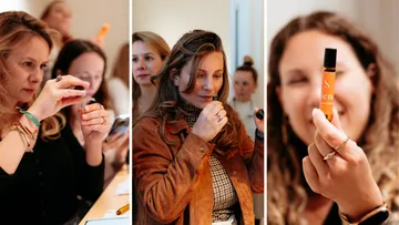 Frauen überprüfen und riechen Duftflaschen drinnen.