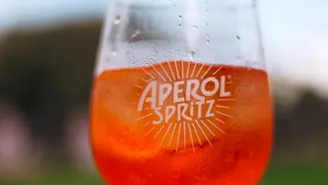 Glas Aperol Spritz mit Eis im Freien.