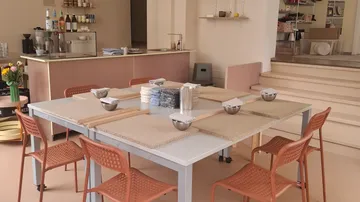 Tisch mit Nudelholz in gemütlicher Küche.