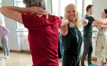 Paare tanzen in einem hellen Studio.