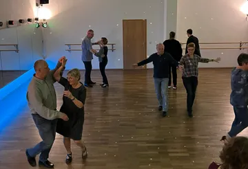 Paare tanzen in einem Tanzstudio.